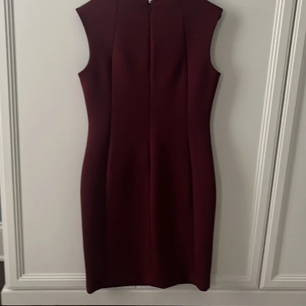 Maroon dress with gold inlay - Picture 3 of 3